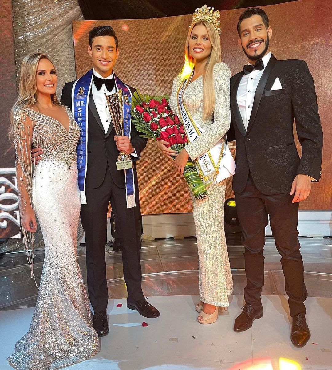 Ana Karina Jardim y Alejandro Carreño con los ganadores del Miss y Míster Supranational Venezuela 2021