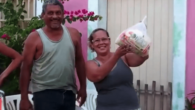 farandulavenezuela.com nacho regalo en margarita mas de 500 bolsas de alimentos video 1