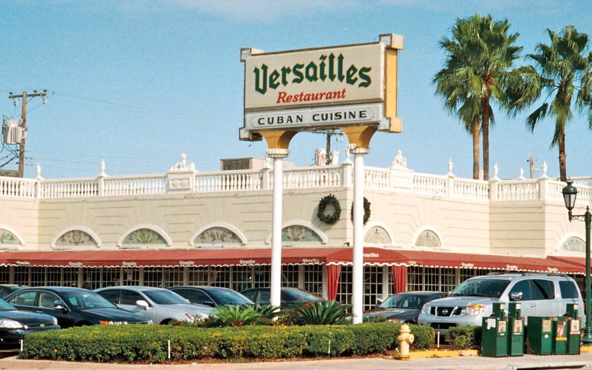 Botaron a Osmel Sousa de un restaurante en Miami - Restaurante Versailles