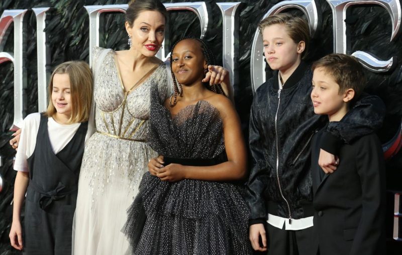 Angelina Jolie junto a cuatro de sus hijos