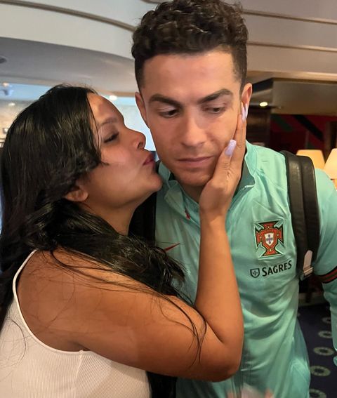 Georgi Laya dándole un beso en la mejilla a Cristiano Ronaldo