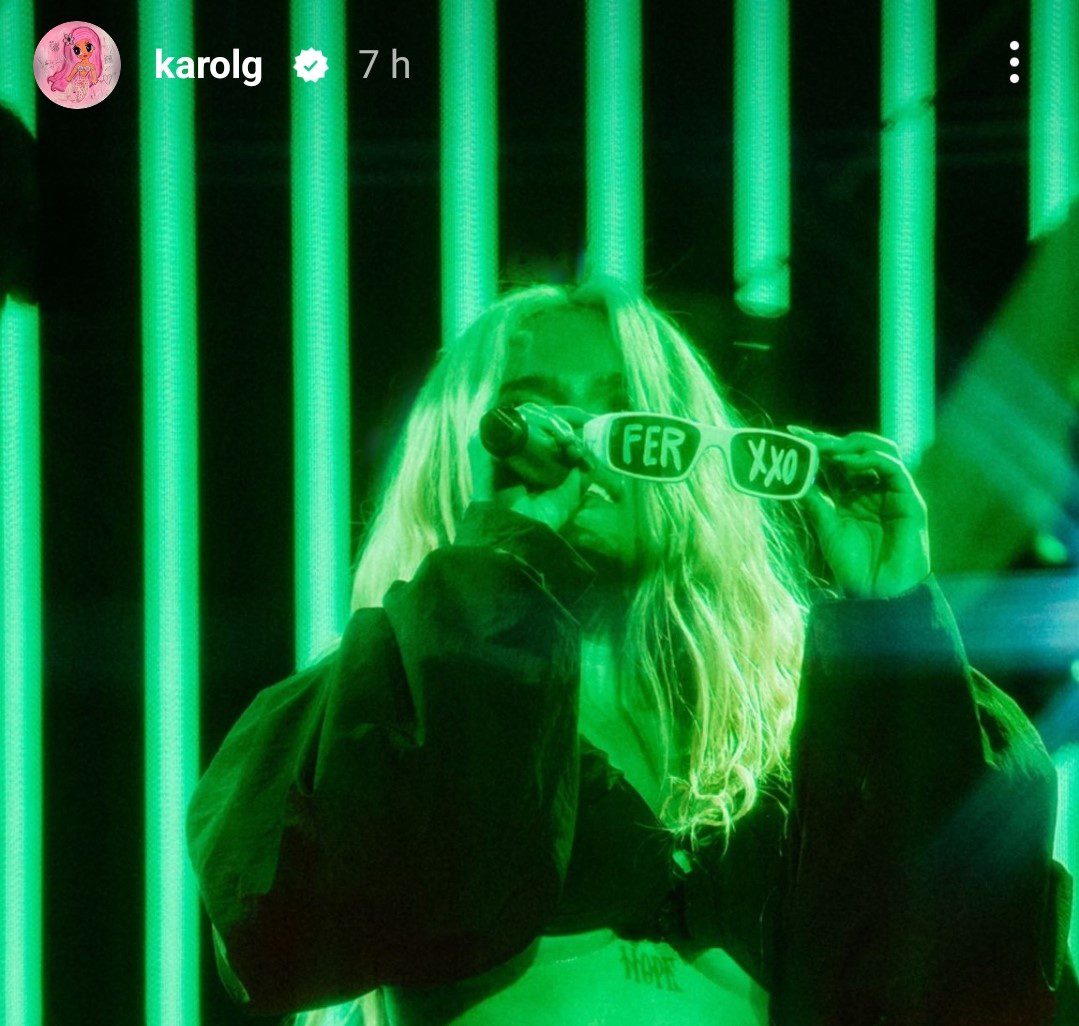 Karol G luciendo las gafas con el emblema FERXXO