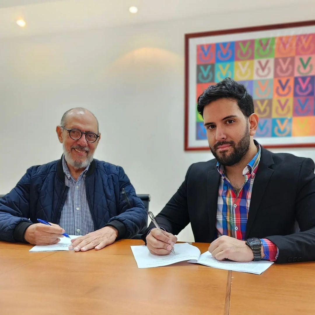 Daniel Ferrer firmando el contrato con Hispanomedios y Venevisión para la serie Dramáticas