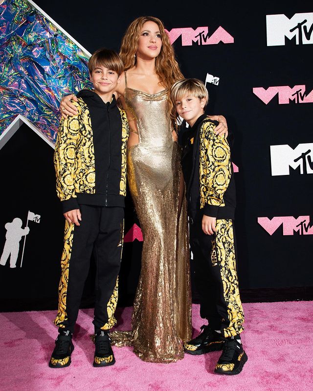 Shakira junto a sus hijos Milan y Sasha en la alfombra rosa de los VMAs 2023