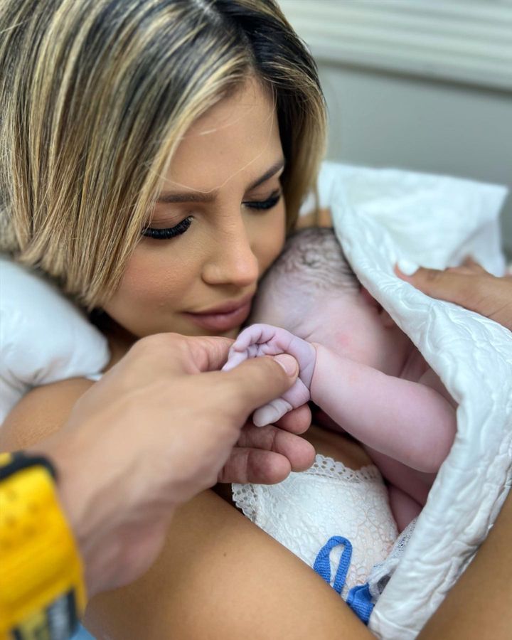 Karlis Romero junto a su segunda hija recién nacida, Ciela Elis