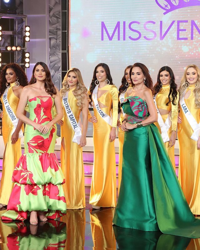 Gabriela Isler (Miss Universo 2013) y Nina Sicilia (Gerente General del Miss Venezuela) junto a las candidatas