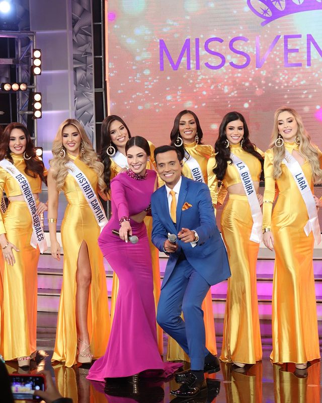 Los presentadores Nieves Soteldo y Henrys Silva con algunas de las candidatas al Miss Venezuela 2023