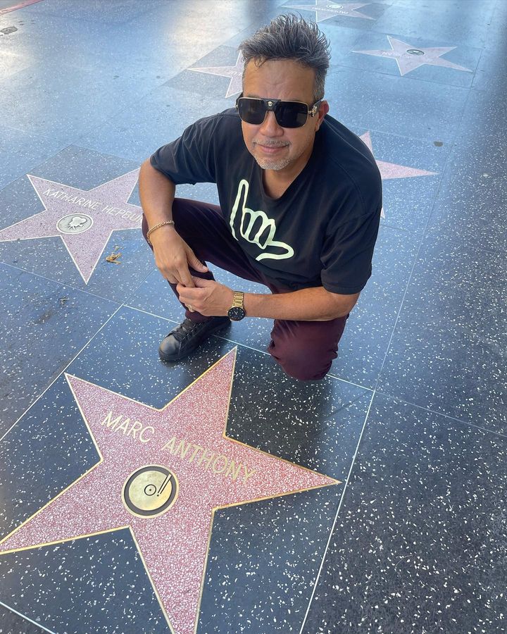Miguel Moly junto a la estrella de Marc Anthony en el Paseo de la Fama en Hollywood