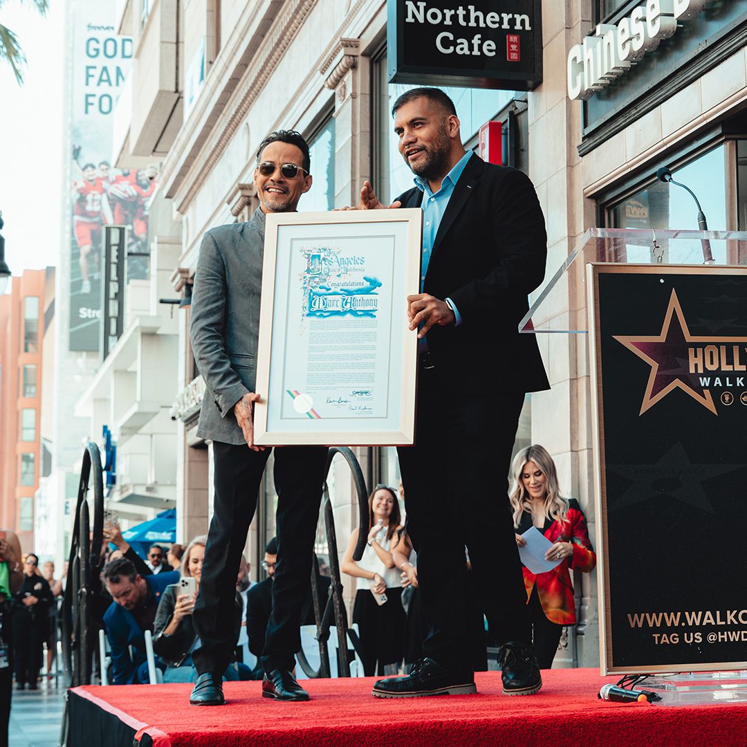 Marc Anthony siendo homenajeado en el Paseo de la Fama en Hollywood