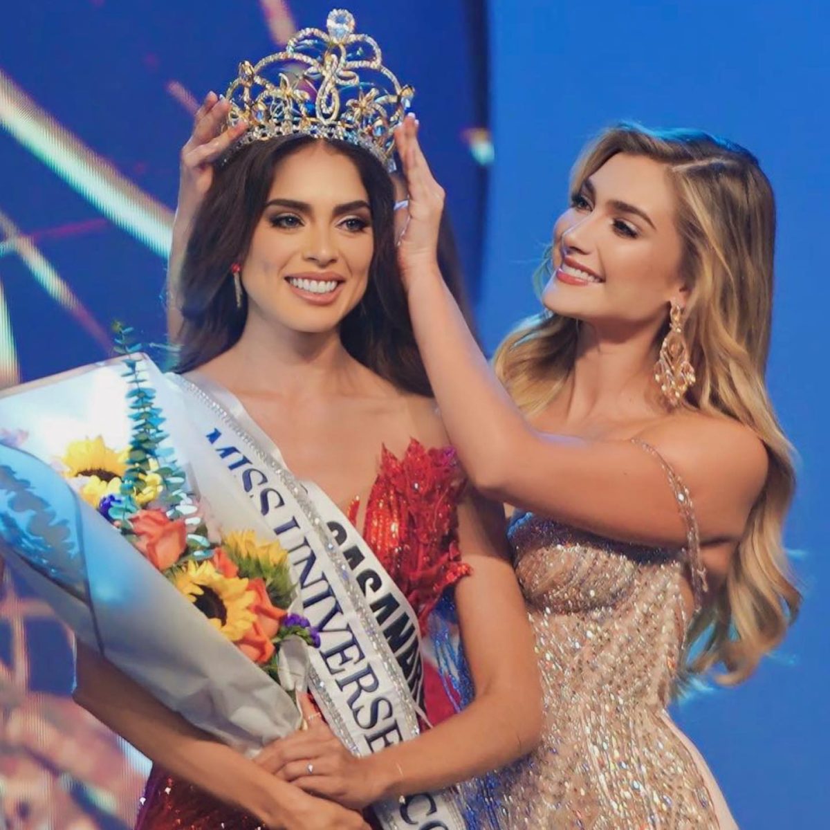 María Camila Avella siendo coronada como Miss Universe Colombia 2023