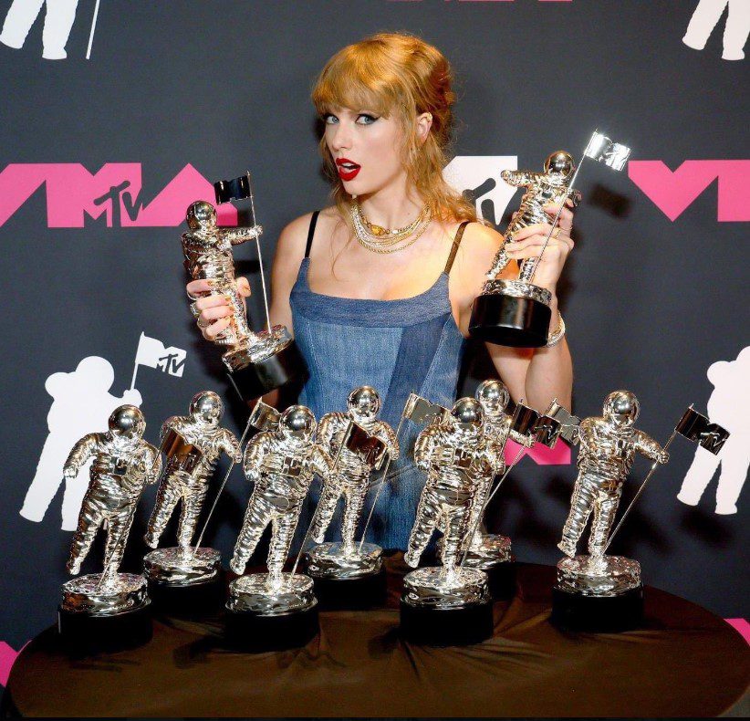 Taylor Swift con sus nueve premios en los VMAs 2023
